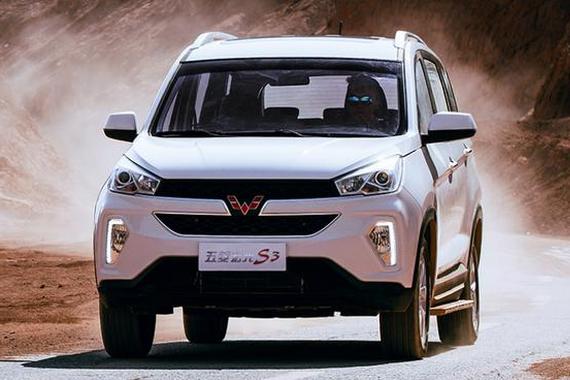 路上偶遇五菱宏光S3，这SUV怎么这么高？