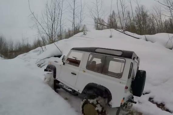 以假乱真 路虎卫士遥控车雪地狂奔