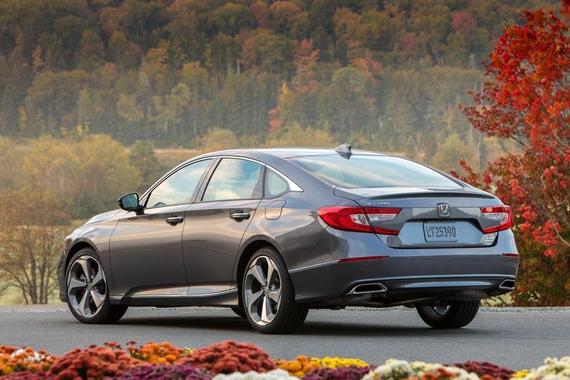 十代雅阁身现停车场, 造型媲美宝马5系, 内饰极具运动感