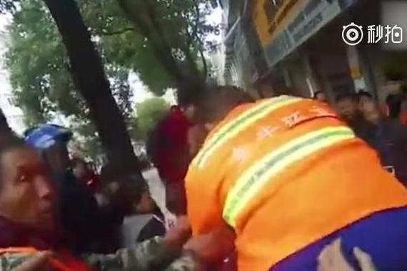 嫌垃圾车挡路，男子扇环卫工耳光
