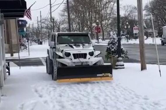 长见识了 第一次见到Jeep牌的铲雪车