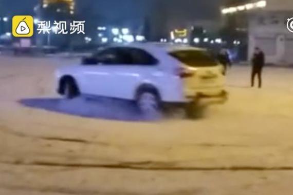 小伙雪地玩漂移，车起火后顺手用雪扑灭