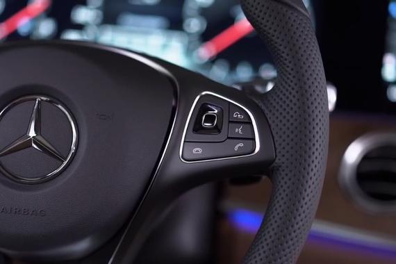 视频：梅赛德斯·奔驰推出AR应用Ask Mercedes | VRrOOm