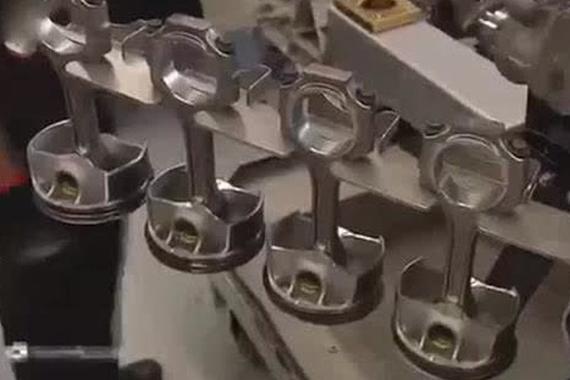 视频：奔驰AMG V8引擎组装全过程