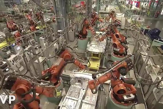 视频：看看奔驰的生产线，全部是机器人，很少人工操作