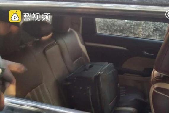 笨贼！砸小车车窗偷20元现金，价值3万元的机器却不拿