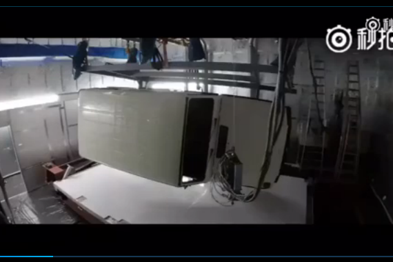 视频：奔驰把G级制作成了一个世界上最大的琥珀，永久封存