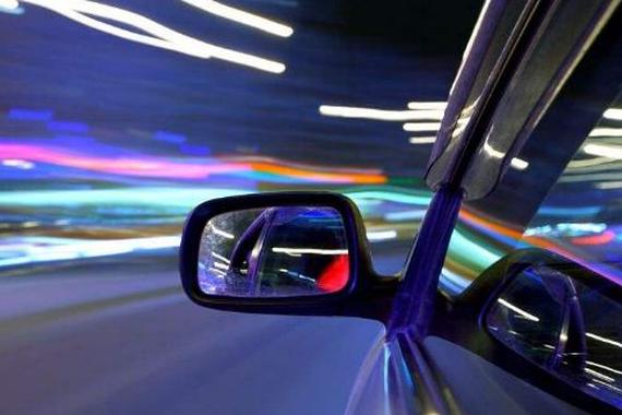 汽车冷知识！晚上开车时，车内为什么不能开灯？