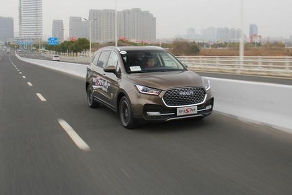 试驾君马S70 中控台大屏是亮点