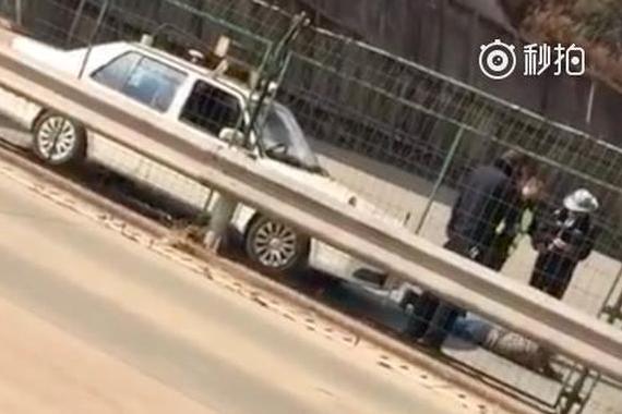 视频：男子驾考没过，滚来滚去哭嚎