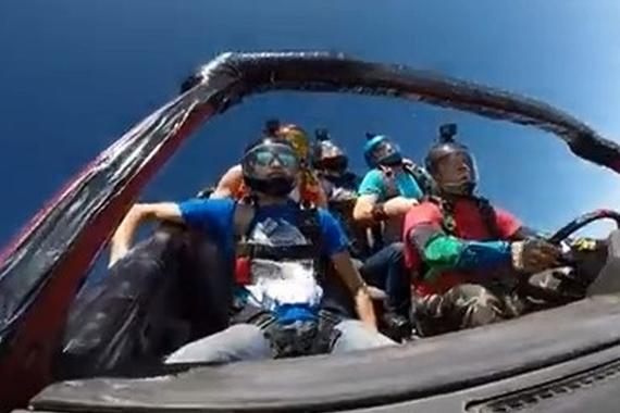 视频：开着车跳伞是一种什么体验？