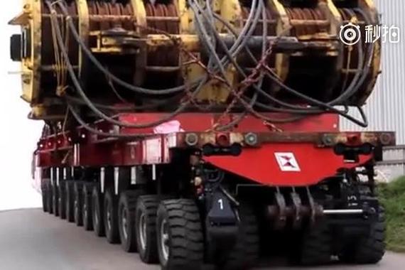 视频：此车有1152个轮胎，载重超过五万吨