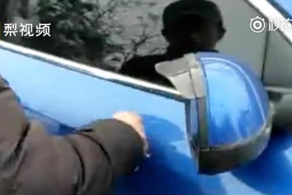 视频：车辆挡住通道，大爷怒用钥匙刮花
