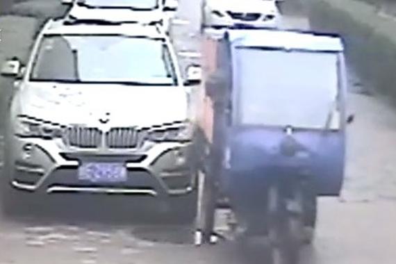 视频：快递员送包裹撞宝马逃逸，收件人竟是车主