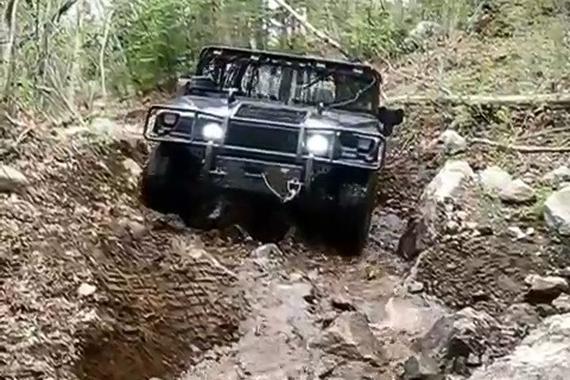 视频：悍马和乌尼莫克同路段越野对比