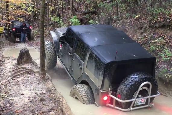 视频：Jeep牧马人上山越野