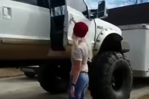 视频：妹子这身手不错！不然上车都很难