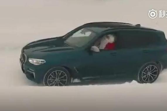 视频：圣诞老人开宝马X1雪地大秀，咱的圣诞鹿不要了？
