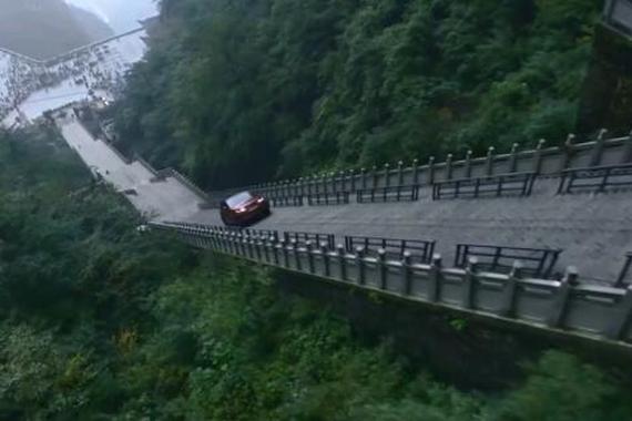 2018路虎揽胜运动 挑战天门山999级天