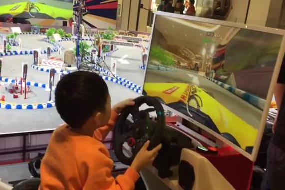 视频：小朋友可以这么玩赛车游戏了！