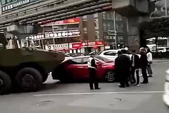 视频：尴尬的车祸！这是根本看不见小车呀