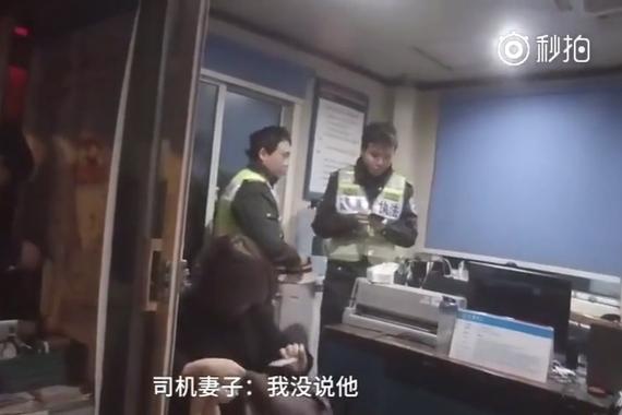 妻子坐副驾碎碎念 丈夫称受不了一脚将她踢下车