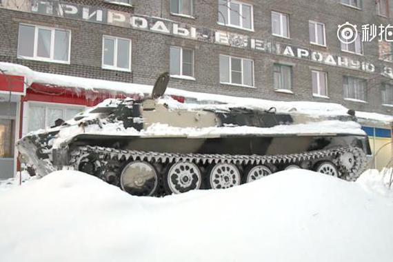 视频：开装甲车冲入超市偷酒，当场被店员捉住