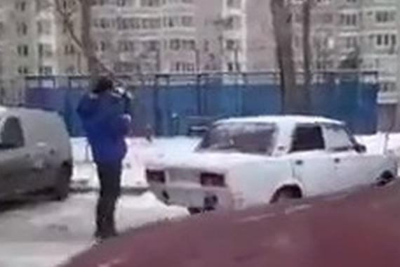 视频：面对乱停放，战斗民族的做法非常粗暴！