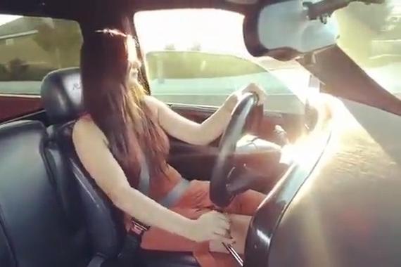 视频：国外长发美女司机玩转手动档