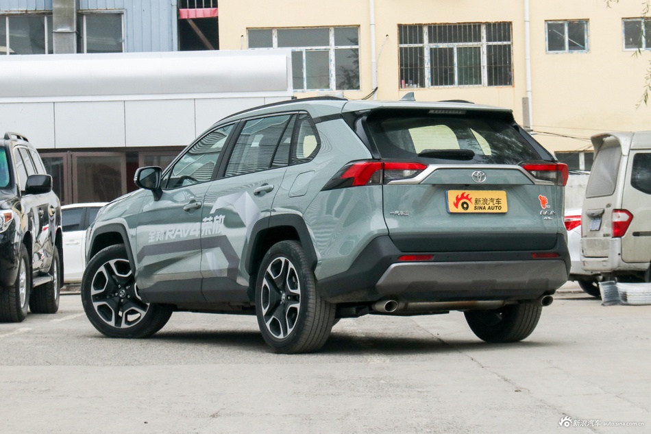 2020款RAV4荣放2.0L CVT四驱尊贵版