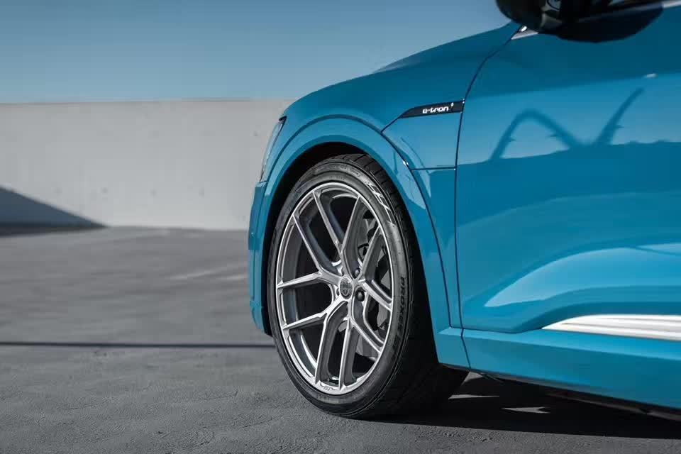 Audi E-Tron X HRE P101SC。换了换新鞋使它在视觉上更加的霸气