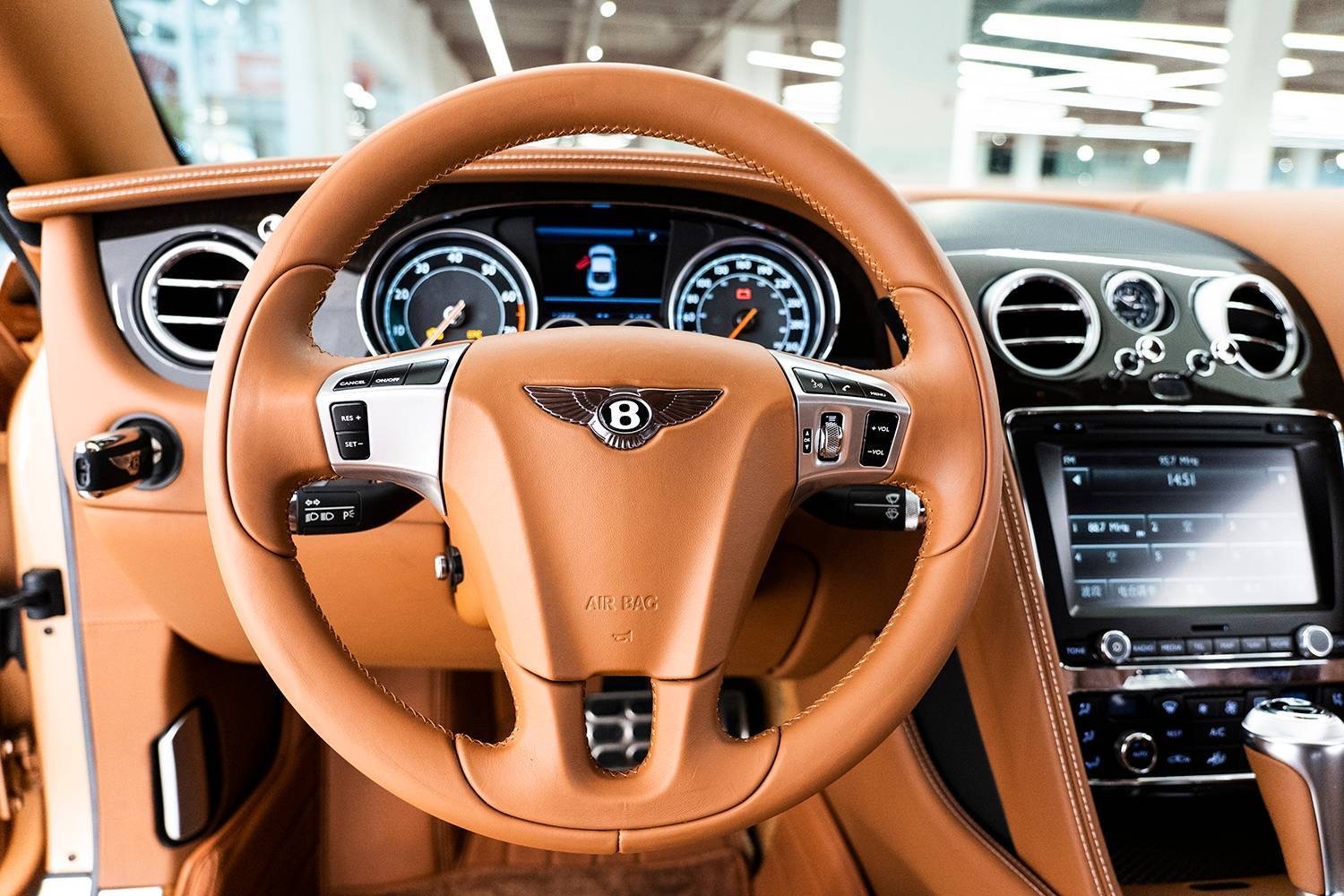 宾利欧陆 4.0T GT V8 S 标准版,欣赏一下