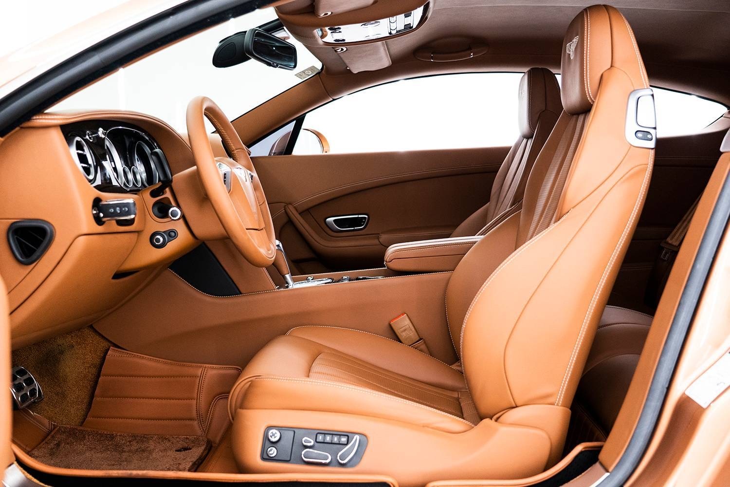 宾利欧陆 4.0T GT V8 S 标准版,欣赏一下