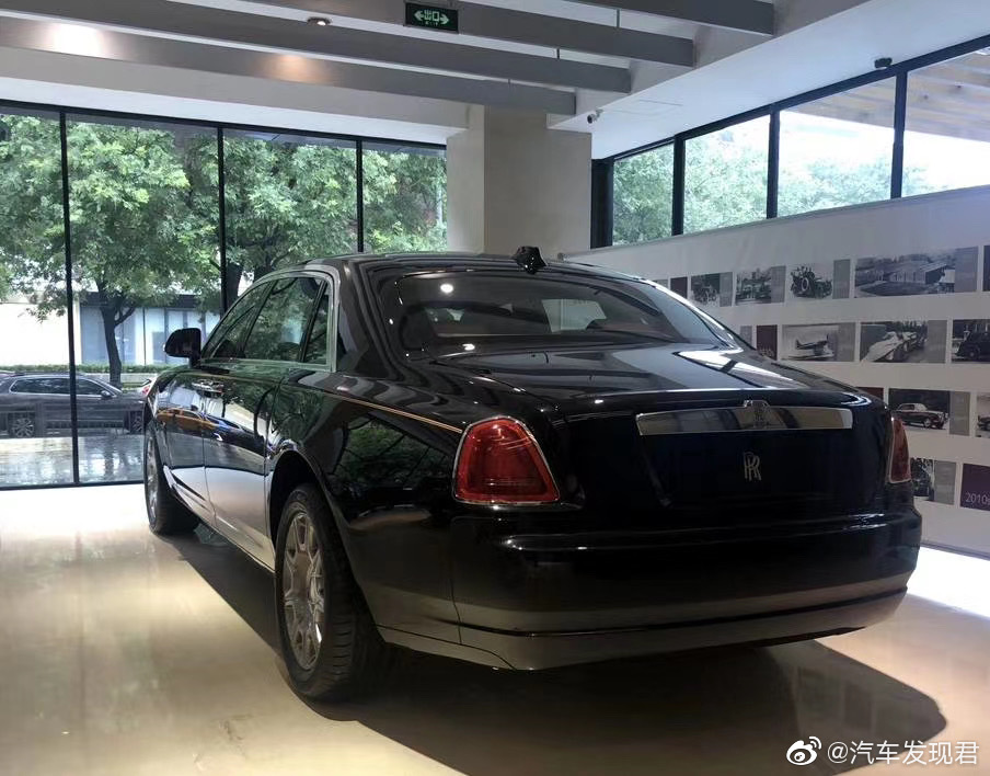 古思特加长,硕大的中网使车头看起来很有气势