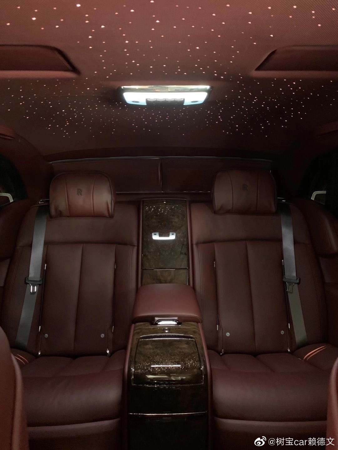 劳斯莱斯幻影,长轴 钻石黑/热情红 移动的艺术品。