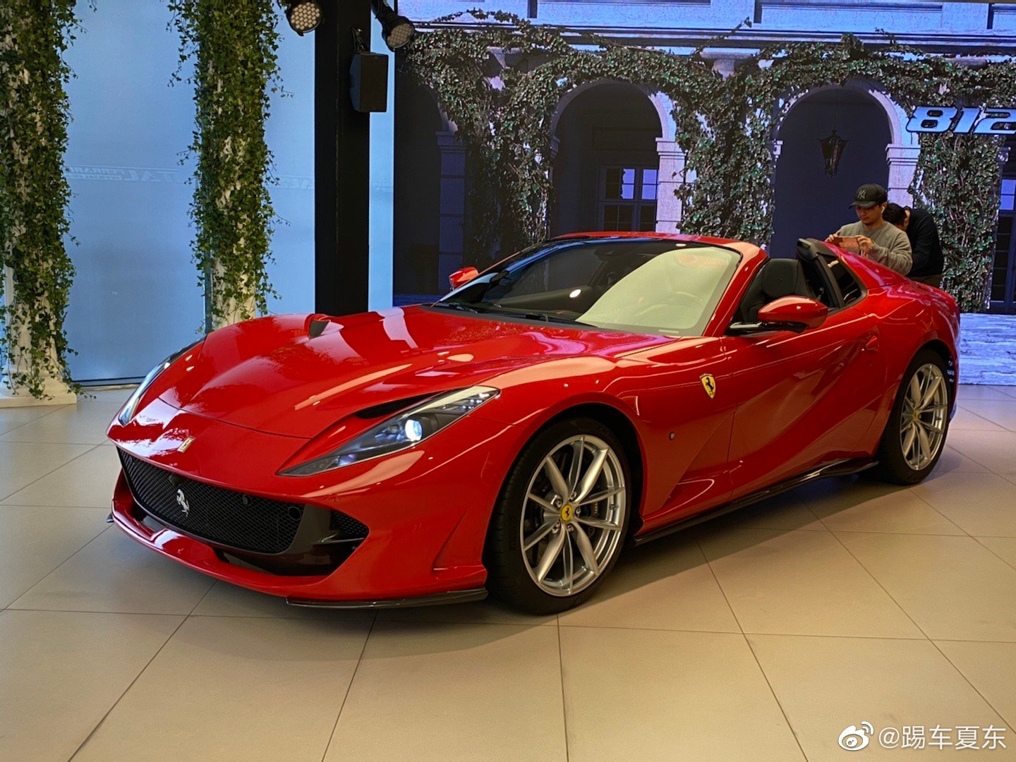 812GTS，法拉利旗舰的硬敞版。530起。结构感挺强的。