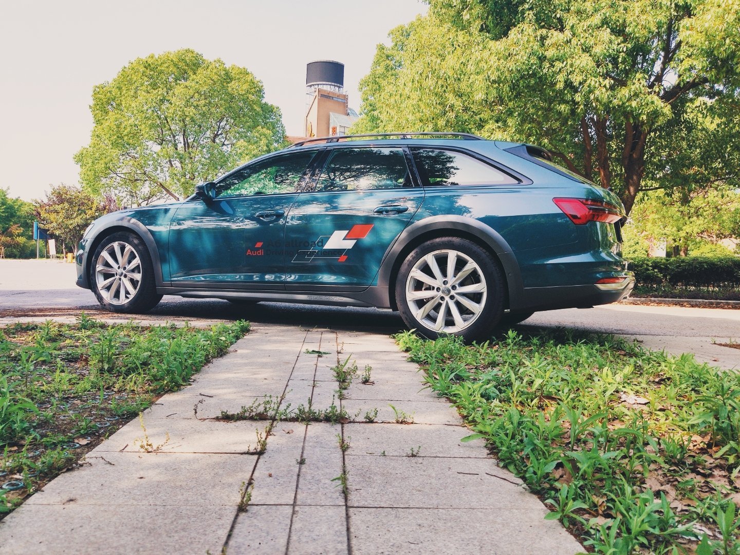 全新奥迪A6 Allroad 。适合这样的户外场景。