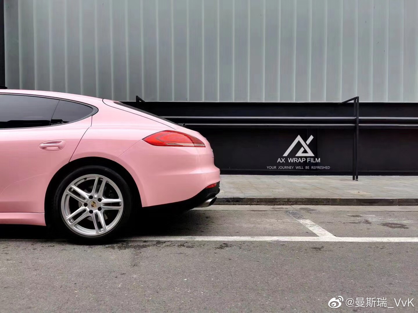 Porsche Panamera 选择AX wrap film 高亮樱花粉