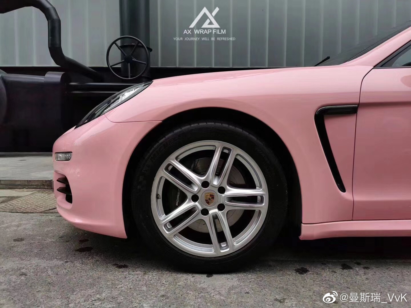 Porsche Panamera 选择AX wrap film 高亮樱花粉