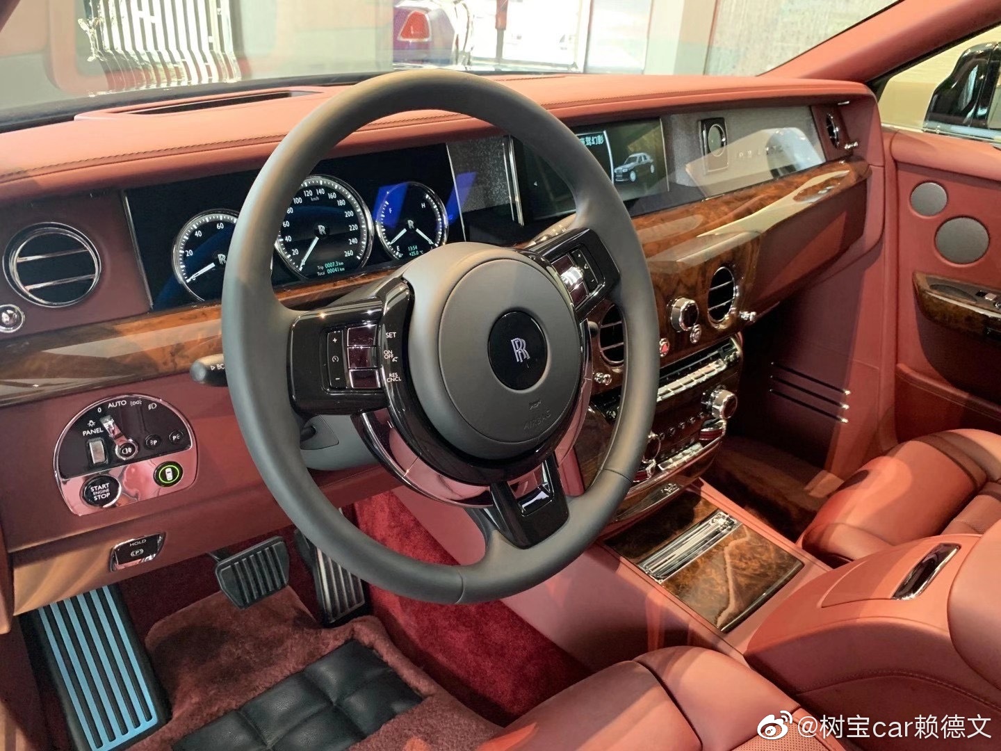 劳斯莱斯幻影,长轴 钻石黑/热情红 移动的艺术品。