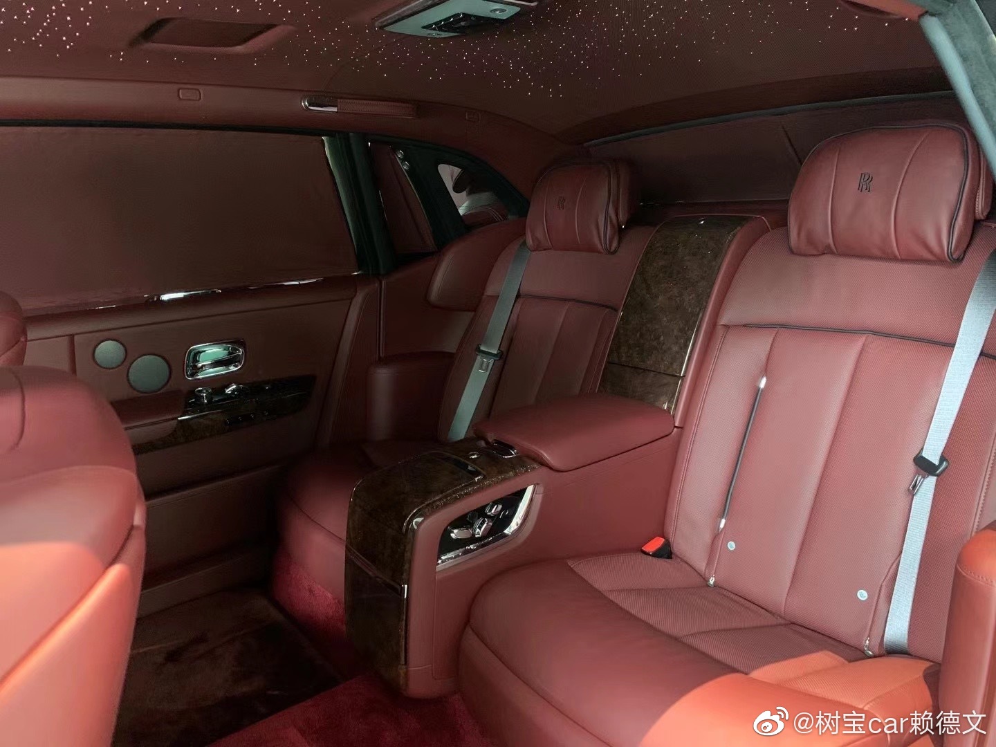 劳斯莱斯幻影,长轴 钻石黑/热情红 移动的艺术品。