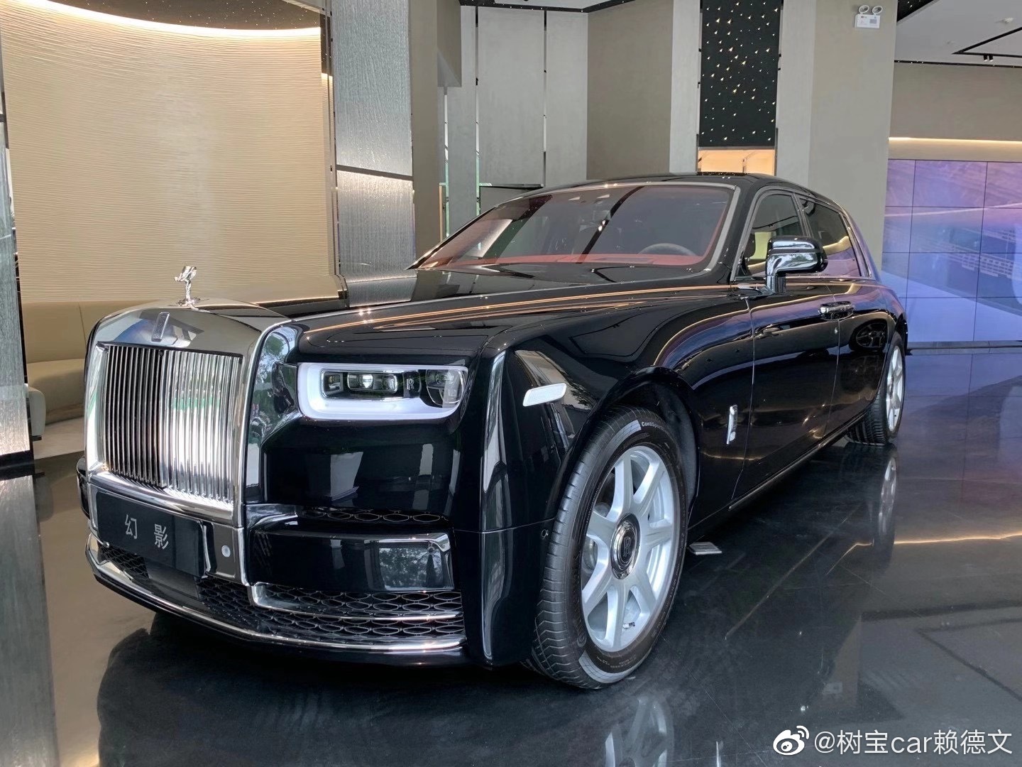 劳斯莱斯幻影,长轴 钻石黑/热情红 移动的艺术品。