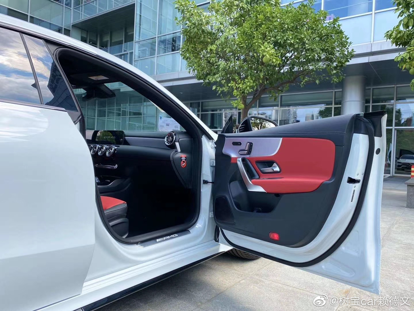 奔驰CLA35 AMG 白/黑红 指导价439800,加价状态。