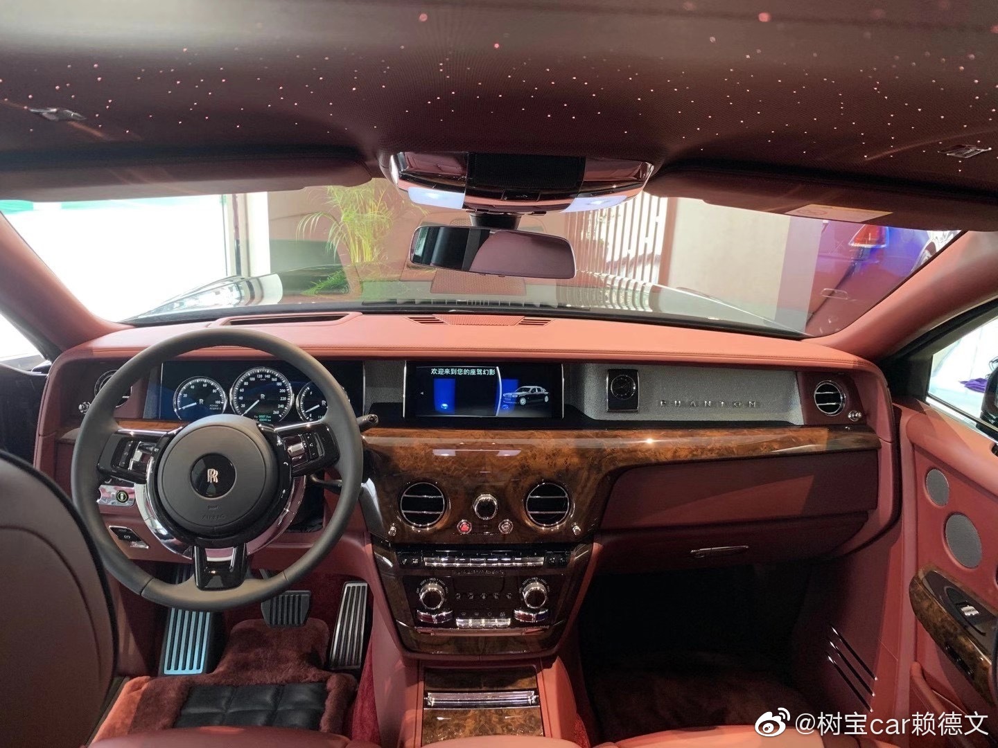 劳斯莱斯幻影,长轴 钻石黑/热情红 移动的艺术品。