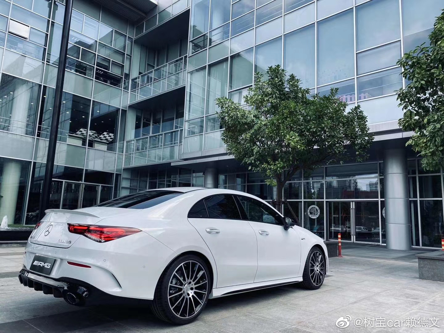 奔驰CLA35 AMG 白/黑红 指导价439800,加价状态。