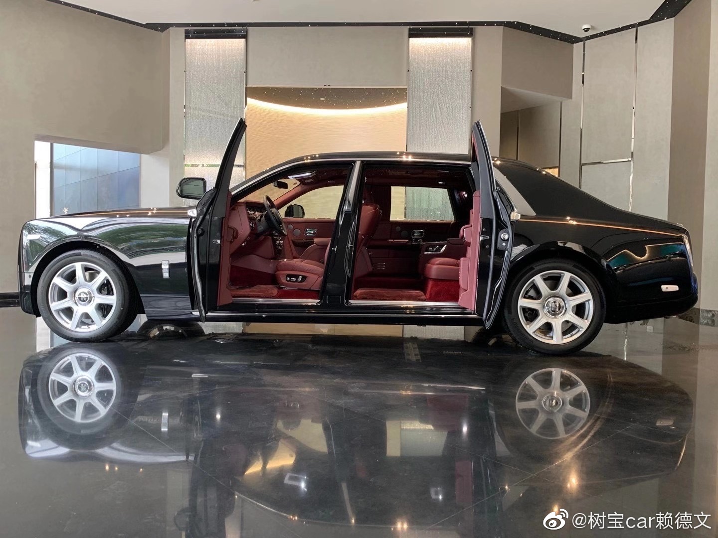 劳斯莱斯幻影,长轴 钻石黑/热情红 移动的艺术品。