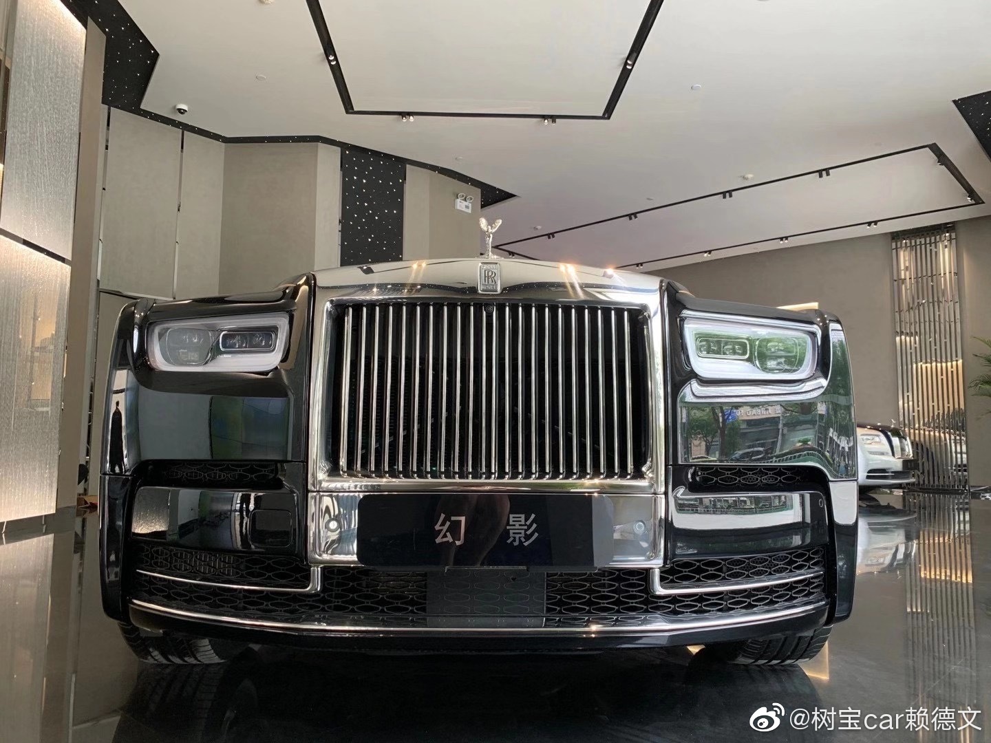 劳斯莱斯幻影,长轴 钻石黑/热情红 移动的艺术品。