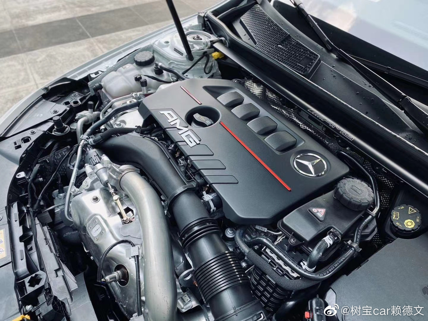 奔驰CLA35 AMG 白/黑红 指导价439800,加价状态。