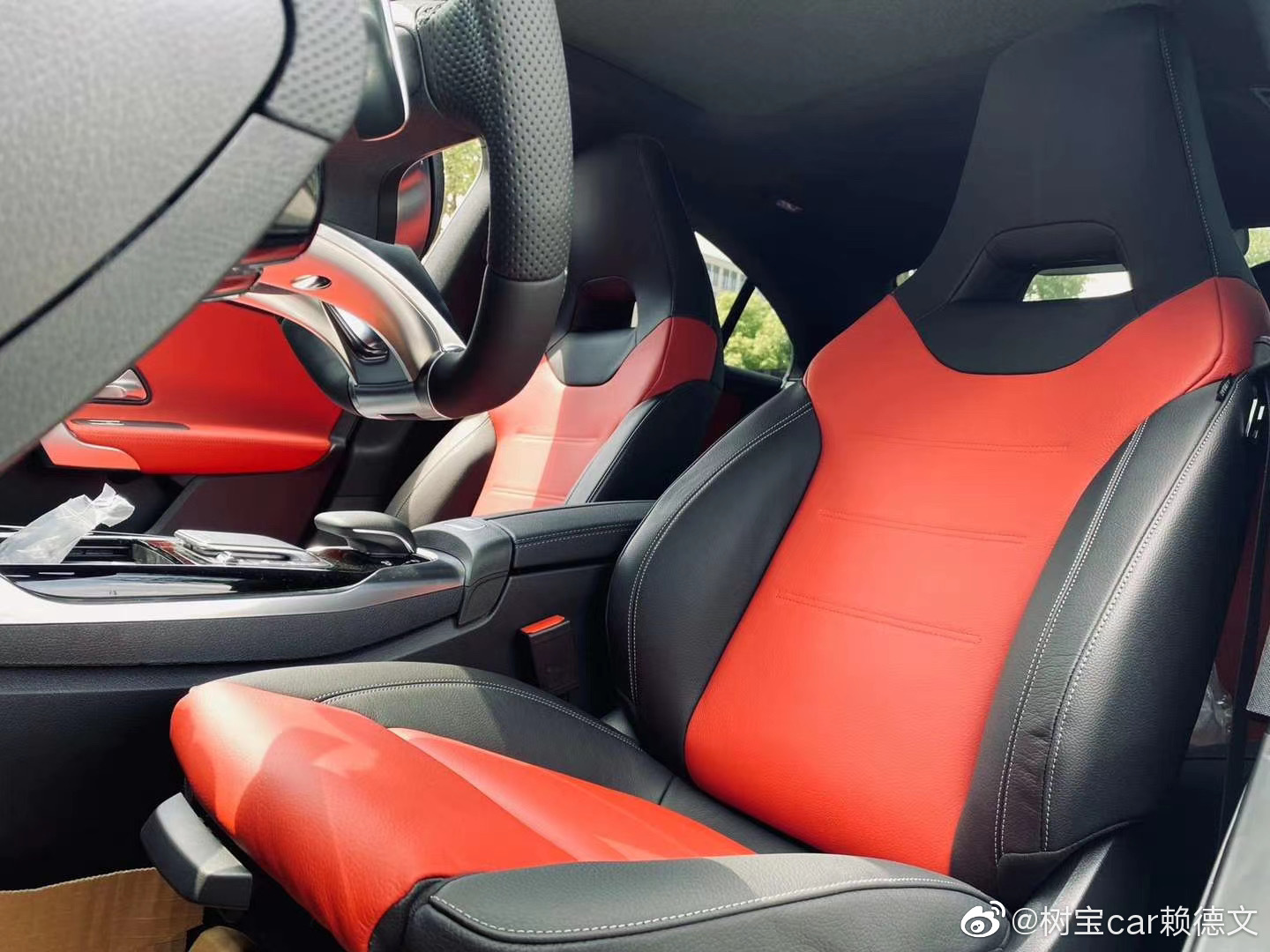 奔驰CLA35 AMG 白/黑红 指导价439800,加价状态。