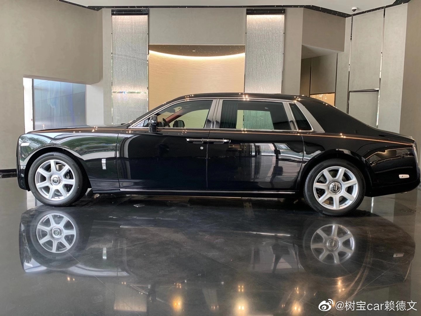 劳斯莱斯幻影,长轴 钻石黑/热情红 移动的艺术品。